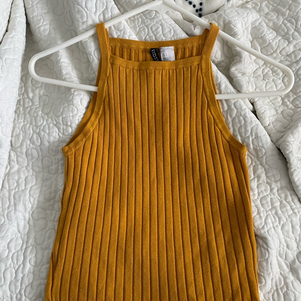 H&M ribbed tank top. Great condition!